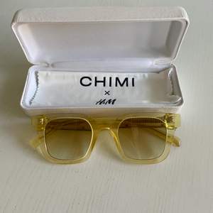 Gula solglasögon från samarbetet mellan chimi x H&M. Ljus gult glas. Aldrig använda. 