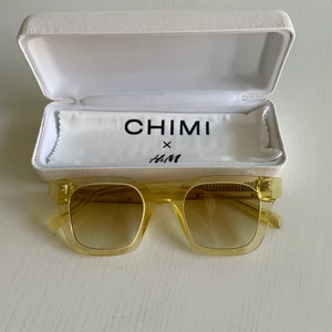 Chimi x H&M - Gula solglasögon från samarbetet mellan chimi x H&M. Ljus gult glas. Aldrig använda. 