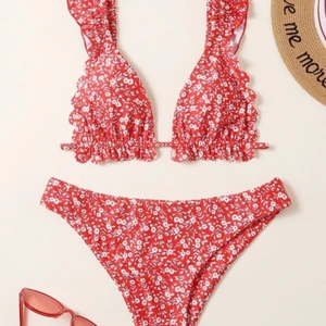 Shein bikini m - Storlek m men passar mig som har s! Supersöt, äger för många och säljer därför denna som inte är använd! Från shein, exakt som på bild! 🌟