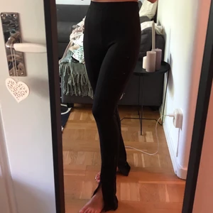 Svarta leggings med slits - Svarta leggings med slits. Sparsamt använda. Jag är 173 cm