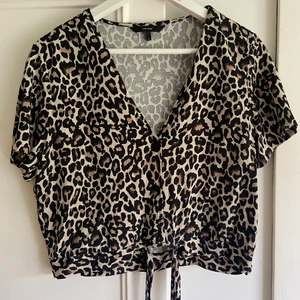 Leopard topp med knytning och knappar!🐆 - Storlek L men skulle säga mer som en M’ Använd Max 3 gånger, kort i modellen🦋 finns knappar och snörning! FRAKT INGÅR I PRISET