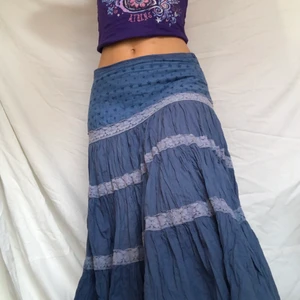 Bohemisk blå kjol - BUD ENDAST GILTIGT OM MAN ÄVEN SKRIVIT PRIVAT!!! Bohemisk blå kjol med olika lager. märkt strl 42. Visas på en m med midjemått 74cm. Skulle säga att den passar m-l beroende på önskad passform. På mig sitter den lågmidjat. Frakt tillkommer på 66kr 