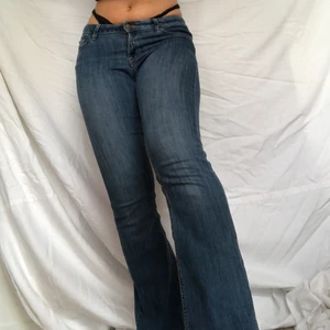 Lowwaist bootcut Jeans - BUD ENDAST GILTIGT OM MAN ÄVEN SKRIVIT PRIVAT!!! Lowwaist bootcut jeans i ett lite stretchiga tyg. Gott second hand skick. Måtten är m74 l86. Något för långa på mig som är 168 lång. Köpare står för frakten på 66kr. 