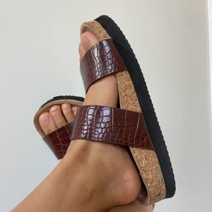 Flat cork sandals - Från Monki och i bra skick (dock med tecken på användning). True to size!