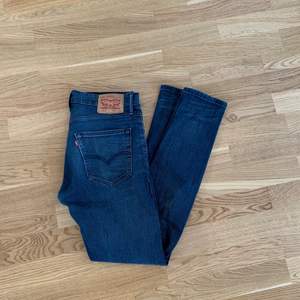 Säljer ett par lite mer använda jeans från levis! Dem är hela tyget har bara mjuknat o är mer stretchigt! Superbekväma! Dem är i storlek 32 i midjan, alltså även för stort for mig så om du har 28 i midjan kan jag sy in dem åt dig för 50kr extra! Frakt ingår ej i priset