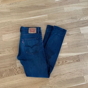 Levis jeans 512 - Säljer ett par lite mer använda jeans från levis! Dem är hela tyget har bara mjuknat o är mer stretchigt! Superbekväma! Dem är i storlek 32 i midjan, alltså även för stort for mig så om du har 28 i midjan kan jag sy in dem åt dig för 50kr extra! Frakt ingår ej i priset