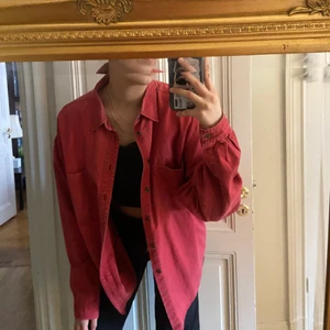 Levis Rosa skjorta  - Rosa Denim skjorta från Levis. Säljer för att jag inte längre använder den :)