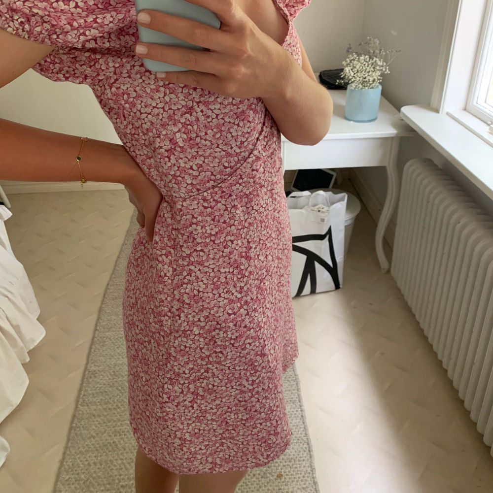 Så fin rosa blommig klänning från & other stories, egentligen är den strl 40 men är lite omsydd i midjan så den passar en 36-38, inget som syns😊 använd väldigt få gånger så klänningen är i väldigt bra skick!!. Klänningar.