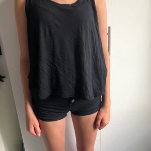 Basic linne - Knappt använd, väldigt bra skick. Säljer då den inte används. Det är min lillasyster som har på sig den på bilden💕 Köparen står för frakt men kan samfrakta om man vill ha mer.