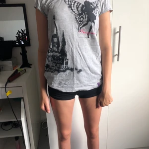 Grå tshirt med tryck - Knappt använd, väldigt bra skick. Säljer då den inte används. Det är min lillasyster som har på sig den på bilden💕 Köparen står för frakt men kan samfrakta om man vill ha mer.