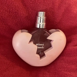 Ariana grande  - En parfym den är halvfull och luktar JÄTTE GOTT men använder den inte längre för har en ny, Från ariana grande 💕💕