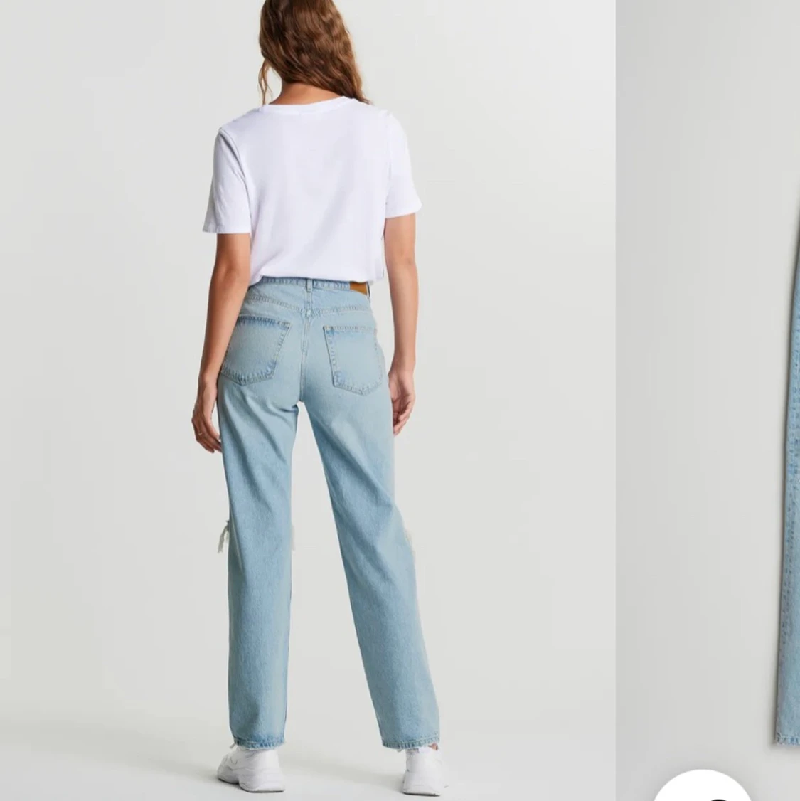 Utsvänga jeans med hål  - 91