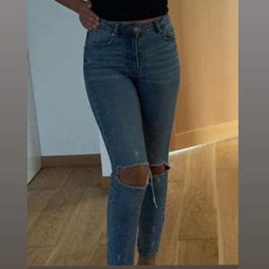 Ett par slitna jeans från Ginatrickot i strl S använt ett par fåtal gånger💓  Skit fina, skriv privat om du är intresserad 💓