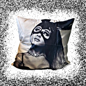 Ariana Grande DW pillow case - Inkluderar = ett Ariana Grande DW kuddfodral                        I lager = 4 i lager                                                                         Om = 45cm x 45cm, denna Ariana Grande kuddfodralet är super fint & perfekt till ditt Ariana Grande rum!!