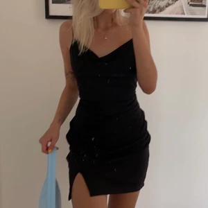 klänning med slit - Jättefin klänning, men tyvärr för stor💘 lapp finns kvar på den