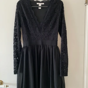 Knappt använd klänning   - Klänning från Nelly i storlek 36. Endast använd 2 gånger, är som ny.  Kan mötas upp i Malmö & Vellinge, köparen står för frakten. 