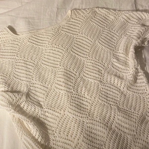 stickad tröja<3  - Säljer denna jättegulliga stickade tröjan, som är köpt second hand! Står inget storlek men passar på mig som oftast bär S!! 