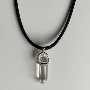 Kristall halsband  - Halsband med en kristall på. Halsbandet kan hämtas i närheten av Stenungsund/Göteborg eller skickas. Köparen står för frakten!!!🌼✨🧚‍♀️🧚🐸🍃🍄