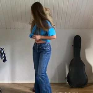 vintage levis jeans - säljer mina såååå fina retro levis jeans eftersom de är för små :( jättefina nu till hösten med retro brodering på bakfickorna <3 personen på bilden är 160