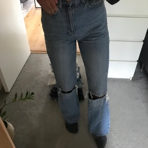 Jeans från stradivarius - Säljer nu dessa jeansen från stradivarius med hål💙dem har jättesnygg passform! Dem är lite klippta nertill för att va bra i längden för mig som är ca 167 cm! Använda ganska flitigt men i mycket bra skick! Säljs pågrund av att dem inte används längre🤍