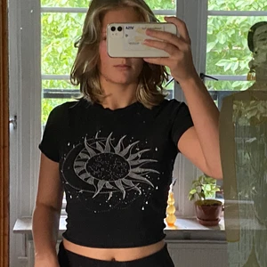 t-shirt  - säljer en av mina favoriter då den har börjat bli lite för liten !! passar bra tillsammans med ett par baggy jeans <3 