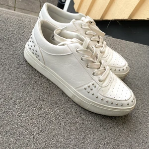 Vita sneakers  - Vita sneakers i stl.39. Köpta på zalando förra året och använda väldigt få gånger. 