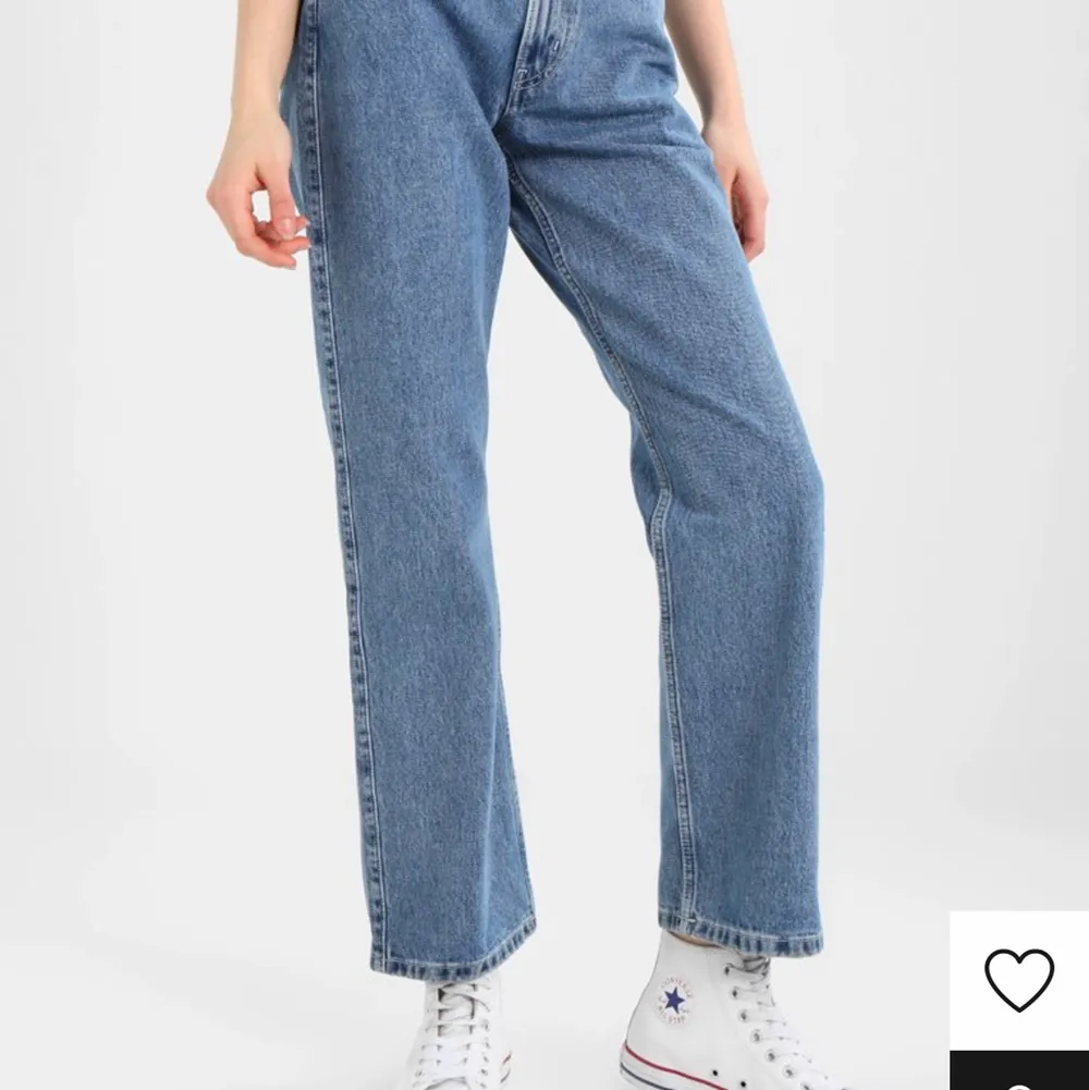 Säljer mina Weekday jeans då dem inte kommer till användning. Dem är nästan som helt nya och endast använda 1-2 gånger. Storleken är 28/30. Nypris: 500 kr. Jeans & Byxor.