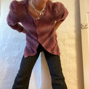 Unik kofta i fina lila nyanser  - Kofta från HM med coola detaljer! 🌸