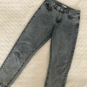 Jeans ginatricot storlek 38 - Mom jeans utan stretch. Normal passform med hög midja och avsmalnande ankellånga byxben. Dragkedja och en knapp. Fram- och bakfickor. Köptes ett år sedan.