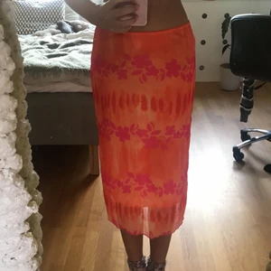 Orange kjol - Supersöt orange och rosa kjol som är så trendig just nu. Storlek S men väldigt stretchig så skulle passa större storlekar. Nästan aldrig använd. Kom privat för mer info eller intresse💘