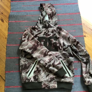 DC ekotek 10000 - Dc jacka i ungefär nyskick storlek M. Något camo mönster med små ”dc” över hela jackan. Den är specialgjord för skitväder så perfekt o ha i Sverige 