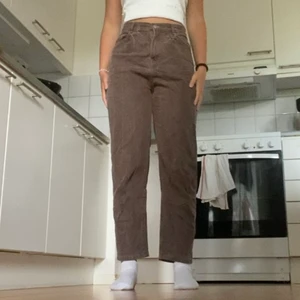 Pull&Bear jeans straight leg storlek 36 - Bruna jeans som inte är så slitna och finns varken hål eller andra fel på jeansen. Skulle säga att de är i ganska bra skick som man kan se på bilderna. Jeansen är raka och passar särskilt bra till tex vita toppar. Betalar inte frakten. Kan mötas i Stockholm men beror på var. 