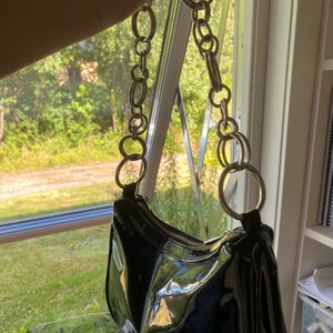 Axelväska - Super snygg axelväska från nelly som knappt är använd, därför har jag bestämt mig för att sälja! 