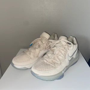 Basketskor - Lebron 17 low  - Helt ny basketsko, säljs då dom ej kommer till användning. Kan skickas men köparen står för frakten. 