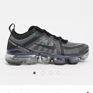Vapormax  - Säljer mina vapormax för jag använder dom knappt dom är strlk 39. Har använt dom ett par gånger men dom ser helt nya ut frf. Vi kan diskutera priset privat🥰