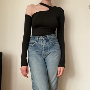 Långärmad cutout topp - Svart långärmad topp från weekday 🖤 skön i materialet och snygga detaljer  Storlek xs men passar fler storlekar eftersom den är stretchig i tyget!  Jag brukar ha storlek M i toppar men den här passar bra ändå. Kan skickas. 