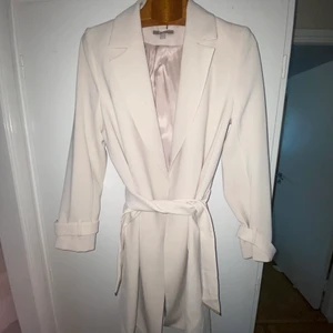 Vårkappa från H&M - Säljer denna fina vårkappa från H&M då jag redan har flera liknande. Den är i fint skick och endast använd 1 gång. Hoppas den kan få känna sig hemma i någon annans garderob! 💗 Frakten står köparen för💗