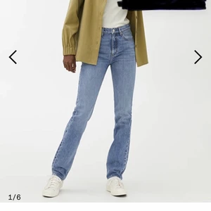 Straight jeans - Säljer mina straight jeans från Arket, de är knappt använda. Storleken är w25 (medelhögmedja) och l32 men rekommenderar att den som köper är max 165cm om man vill att de ska sitta så som på modellen. För referens så är jag 165cm, då är dem lite kortare i benen. I midjan passar dem bra och jag brukar ha xs/s, . Det är budning som gäller. Start pris är 200kr. 