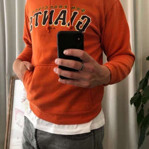 Vintage Hoodie  - Snygg vintage Hoodie med trycket ”Giants”. Personen på bilder är 189cm lång, hör gärna av dig om du har några frågor eller vill ha fler bilder/mått på plagget 😄🧡