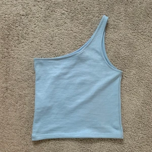 Topp  - Hej säljer denna fina topp, använde en del, säljer på grund av att den har blivit förliten. Skriv vid intresse 