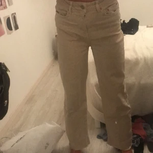  Beiga Jeans - Ett par beiga jeans från lager 157. Har börjat tröttna på passformen 50kr +frakt