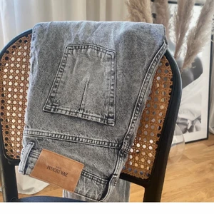 Zara jeans - Skriv för fler bilder, bakifrån och på det jag har sytt upp!! De jag har sytt upp går att sprätta upp lätt då jag inte sytt upp ordentligt. Storlek 40 men passar även 38. Jag har satt dit en till knapp för att dessa var lite stora i midjan och passar därför mig nu som har strl 38. Den kan man ta bort om man ej vill ha den! FÖRSTA bilden är lånad!