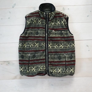 Kapital japan fleece väst size 3 - Dehär är en väst från det japanska märket kapital, västen är reversible så den kan vändas till en mörkgrön färg i nylon, västen är i prima cond, funkar till vad som! Den bästa västen du kan hitta till höst! Size 3 sitter som en större M, vid frågor är det bara att kontakta mig! Frakt tillkommer på 66kr