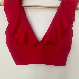Röd crop top från Nelly - Säljer nu min älskade röda topp från Nelly! Sån otroligt fin passform och skönt material! Färgen är to die for! Material: Polyester. Stl: XS men enligt mig motsvarar den S då den är lite större runt brösten. 89kr + 40kr frakt!