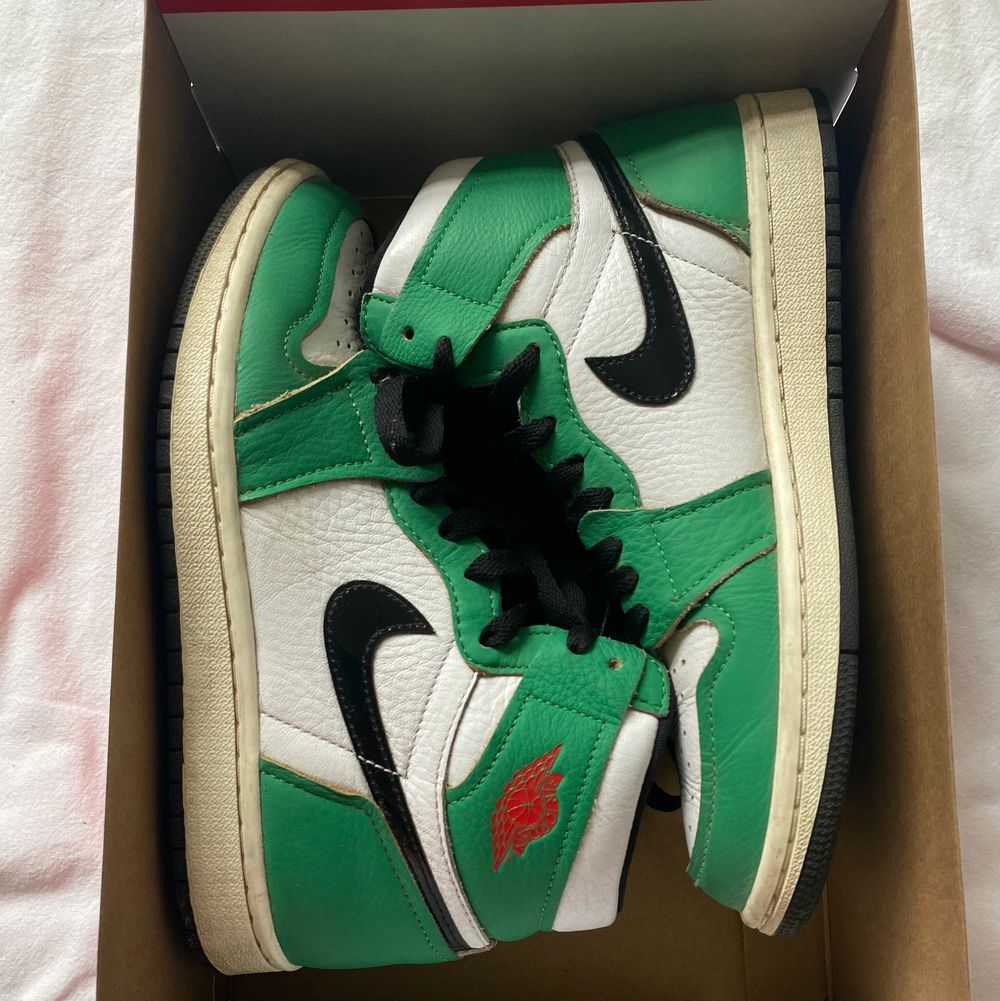 Tänkte nu sälja mina jordans 1s high lucky greens🐍🦎. Tänkte sälja dom då de är lite för stora:(❤️. . Tar även byten!!man får med röda, gröna och svarta skosnören ❤️. Skor.
