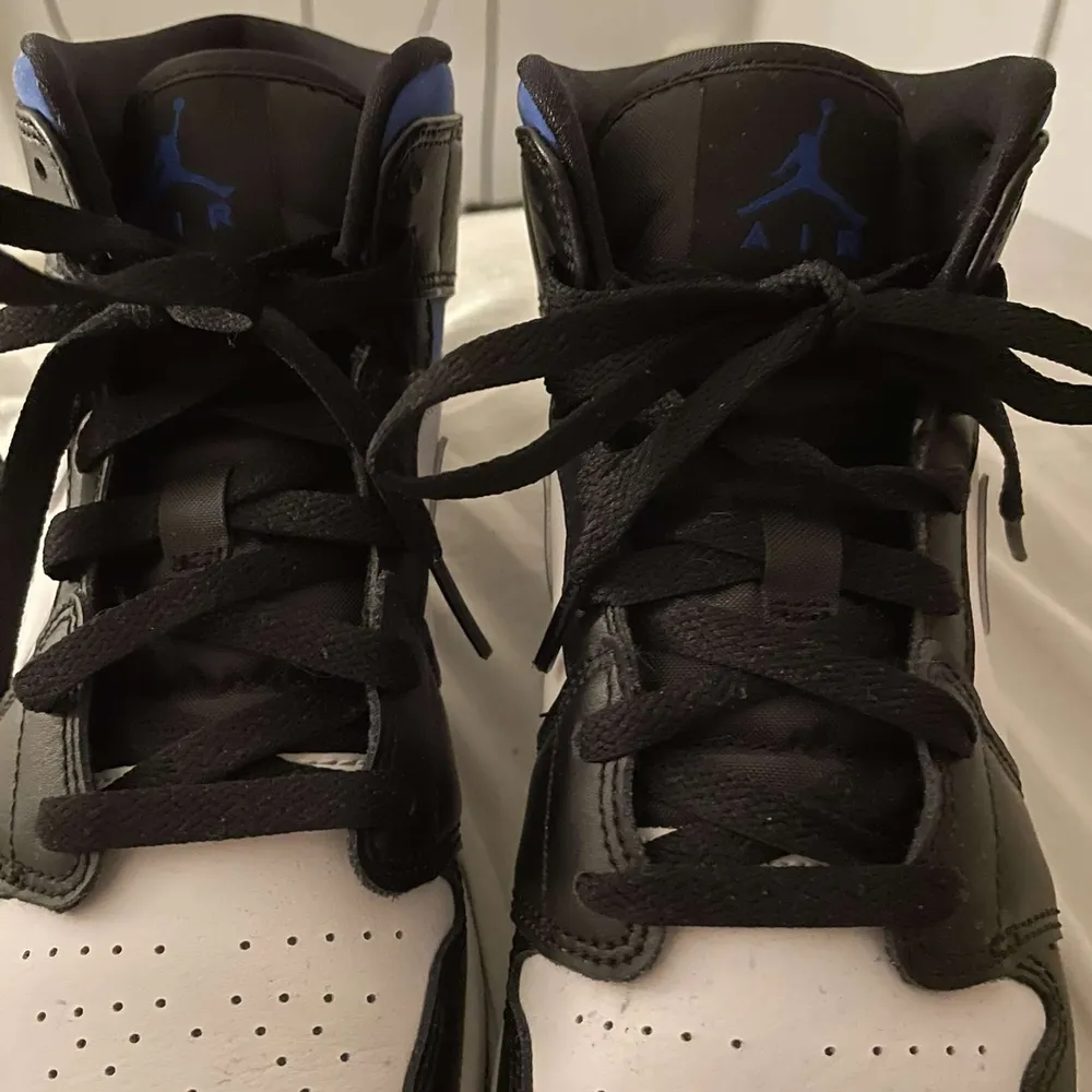 Jordan 1 mid köpt på Nike sidan själv, säljer pga av fel storlek, lite använda, racer blue färg med vit och svart. Skor.