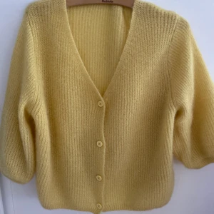 Gul ballon sleeve kofta - Jättefin och mysig kofta perfekt till hösten. 