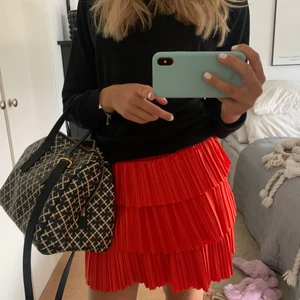 Cool kjol - Säljer denna coola kjolen från zara! Snygg orange färg och mönster på kjolen! Storlek S. Mitt pris 120kr🧡