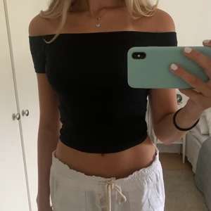 Snygg topp - Säljer denna ur snygga svarta off shoulder topp. Storlek XS. Mitt pris 70kr💕