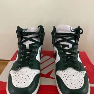 Nike Dunk  - Säljer ett par Nike dunk High Spartan green               Storlek: eu 42     Skick: 8/10                                  Kvitto finns        Extra skosnören finns                        box finns med lite repor                                                      Pris: bud från 2000                                                                            Frakt: 99 kr (spårbar)